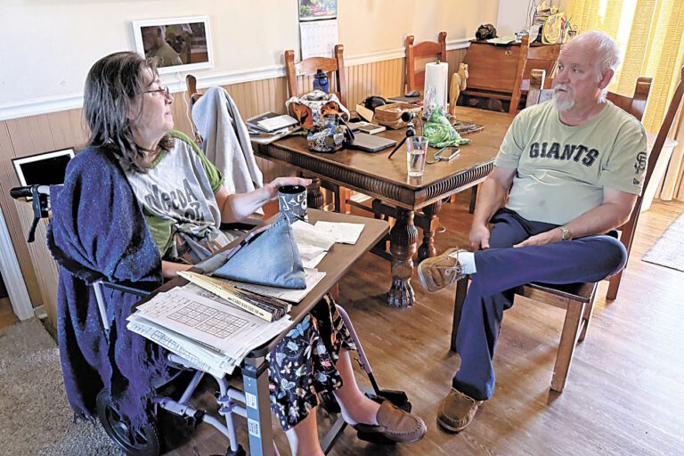 富蘭克林夫婦在家中接受訪問。 Christine Mai-Duc/KFF Health News