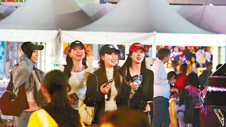 （左起）阿妹、Carina、坂部佩莎、TANIA四位高妹密謀組成「九頭身」限定新女團。