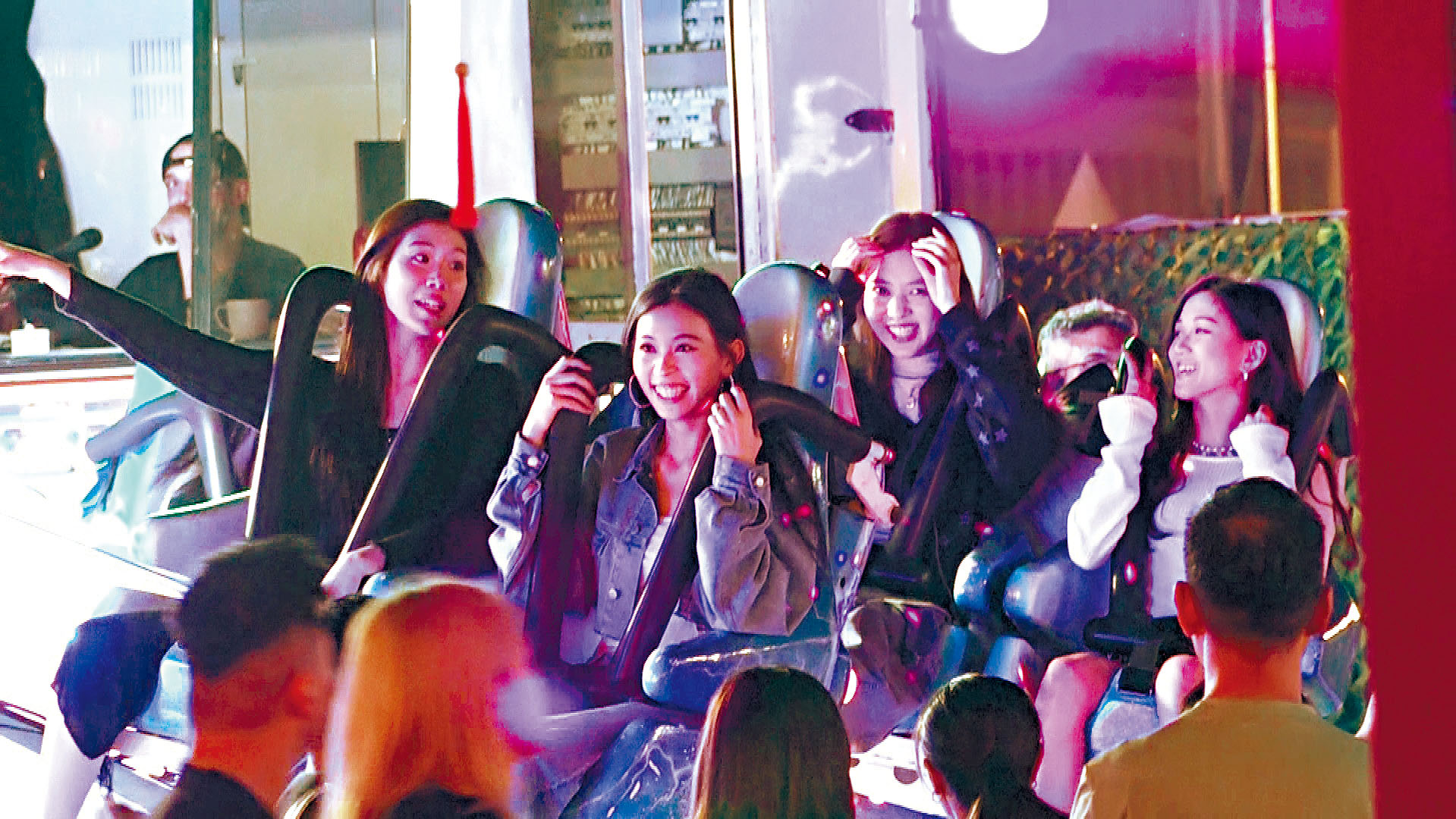 四人相約到中環海濱嘉年華玩，大膽挑戰機動遊戲。