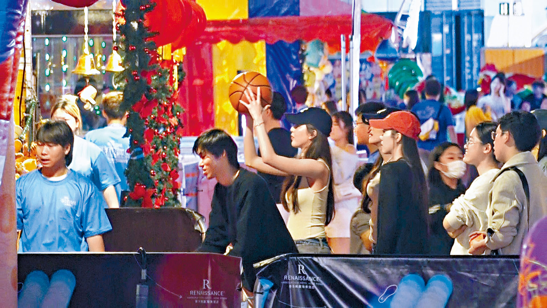 坐完機動設施又挑戰掉波。