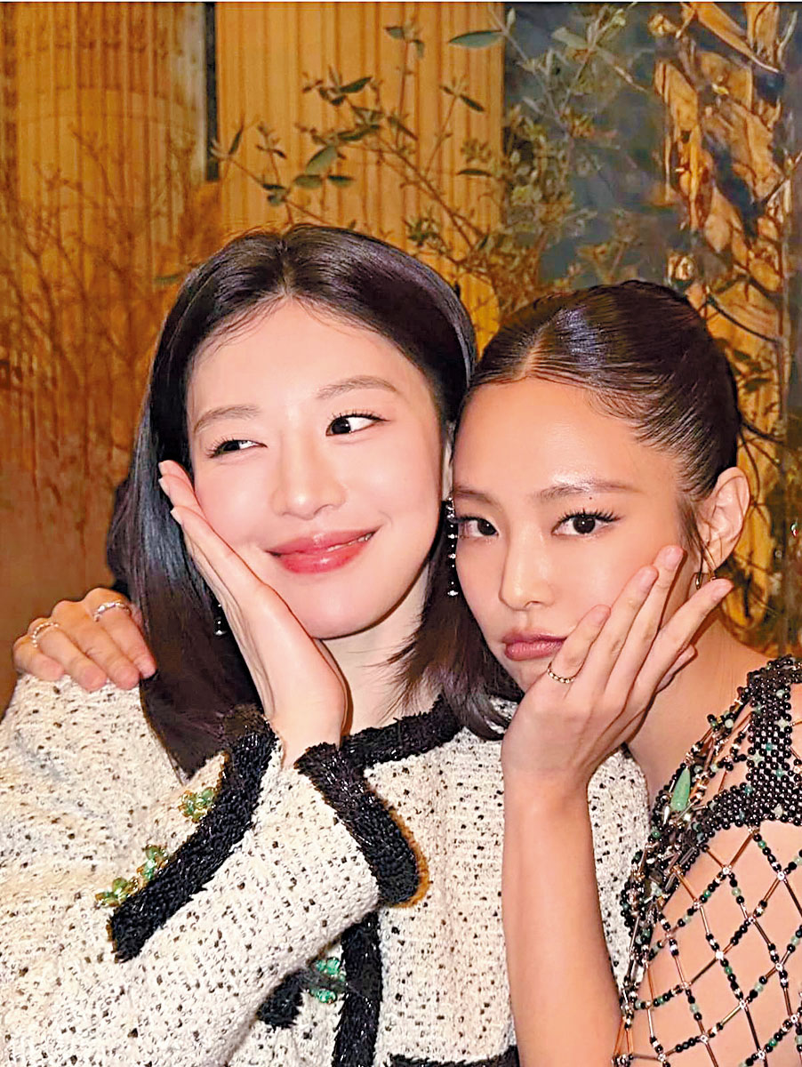 Jennie又公開與高允貞的合照。