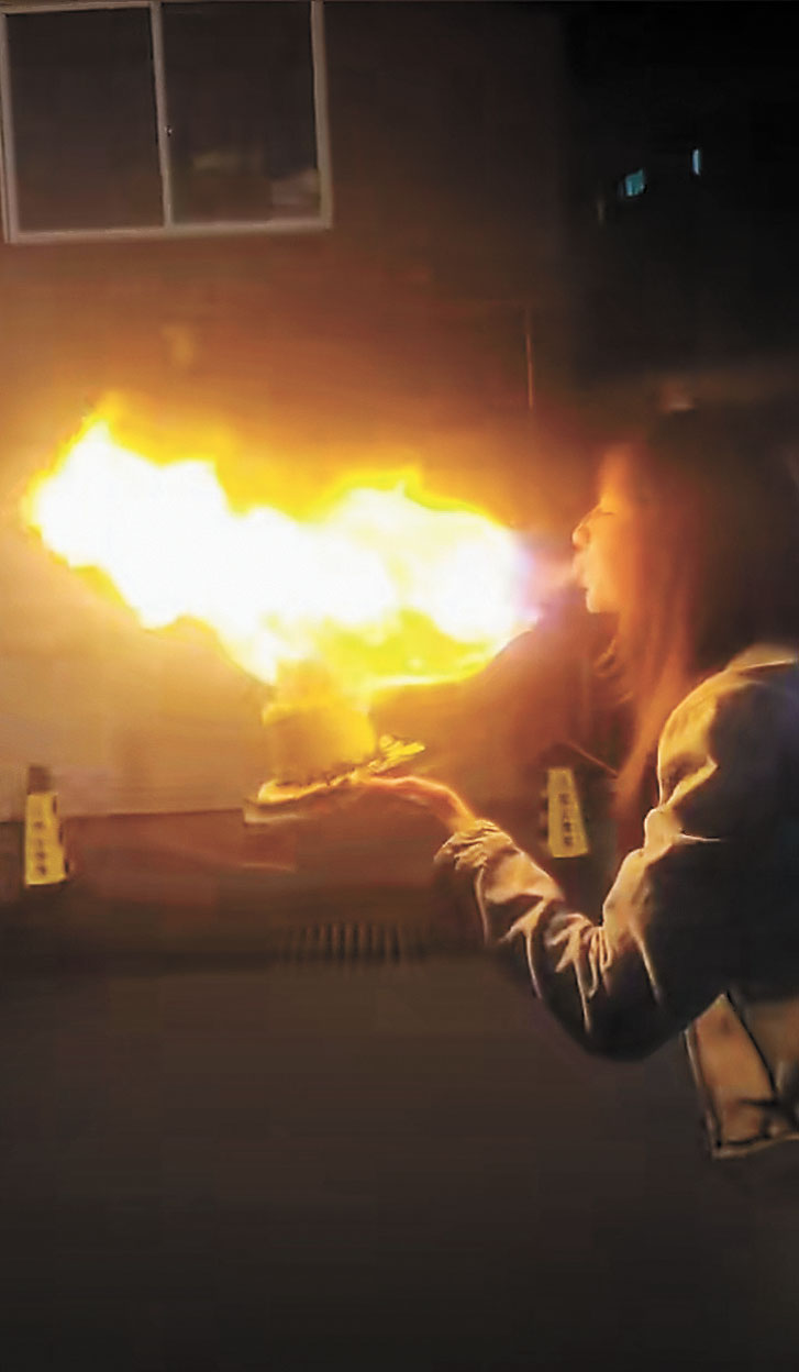 王添羽噴向點燃的生日蠟燭上。網上圖片