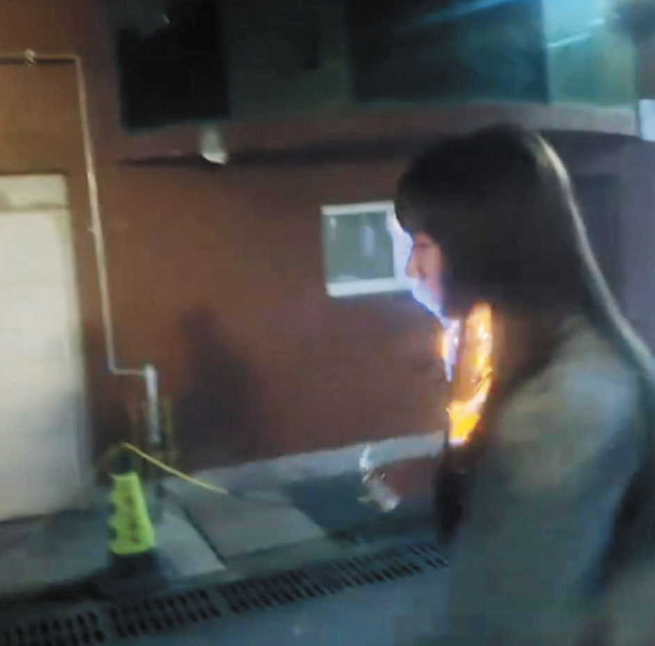 「回火」直接撲向王添羽的面部。網上圖片