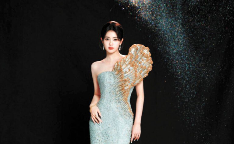 白鹿穿貝殼禮服 宛如人魚公主