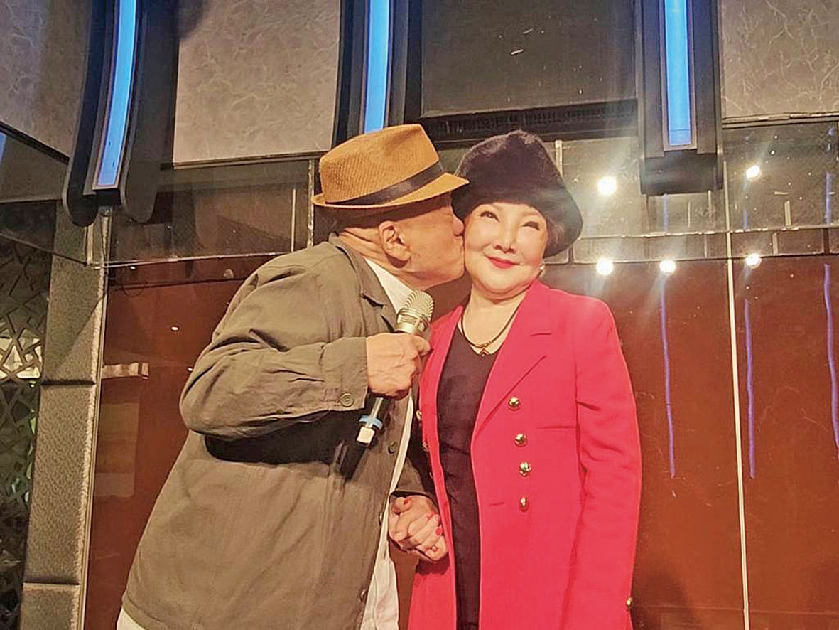 凌峰忍不住親了楊燕一下。網上圖片