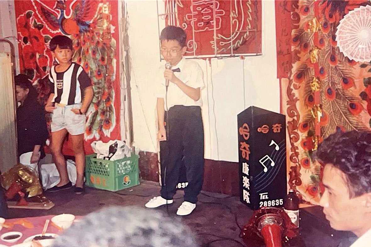 羅志祥（左）小時曾到許志豪家的唱片行一起合影。網上圖片