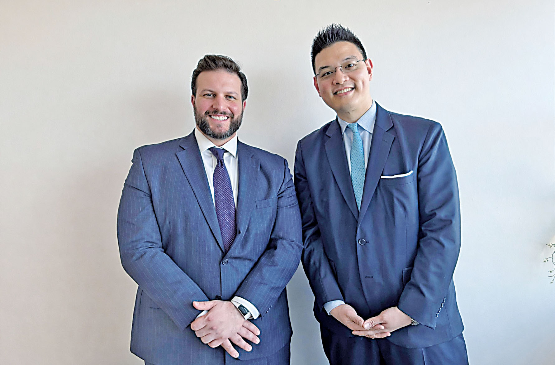 張向榮（右）、勞特伯（左）聯合律師樓為客人取得新高八千八百萬意外傷害賠償。