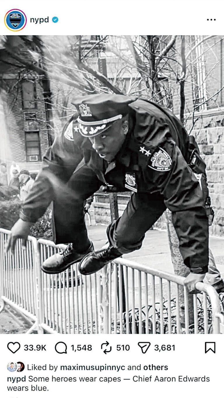 愛德華茲翻越路障，與同僚合力制伏了企圖逃跑的疑犯。 NYPD Instagram截圖