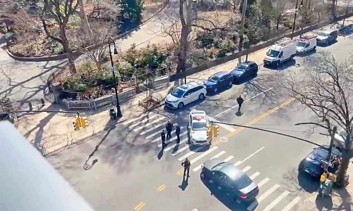 警方封鎖了東端大道及東86街周邊路段，嚴禁車輛與行人通行。Citizen App圖片