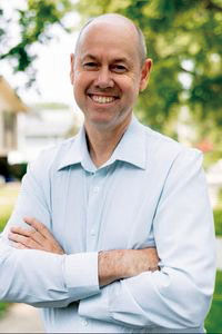 3月7日伊州初選,庫克郡評估員民主黨候選人海恩斯向現任評估員挑戰。