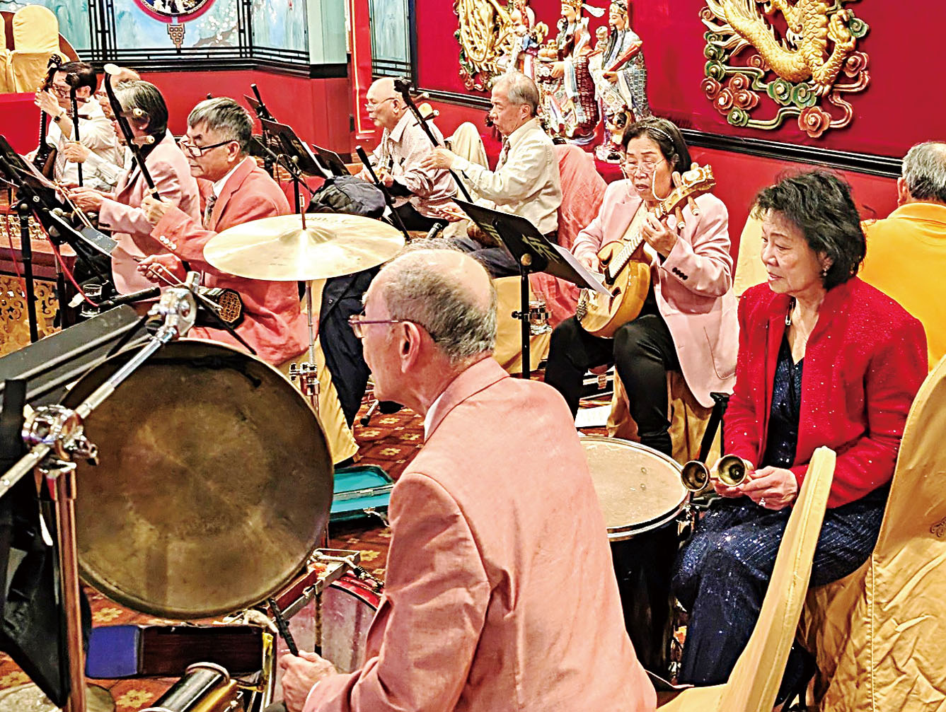 社長李伍碧香(右一)和樂隊師傅們在演出中。