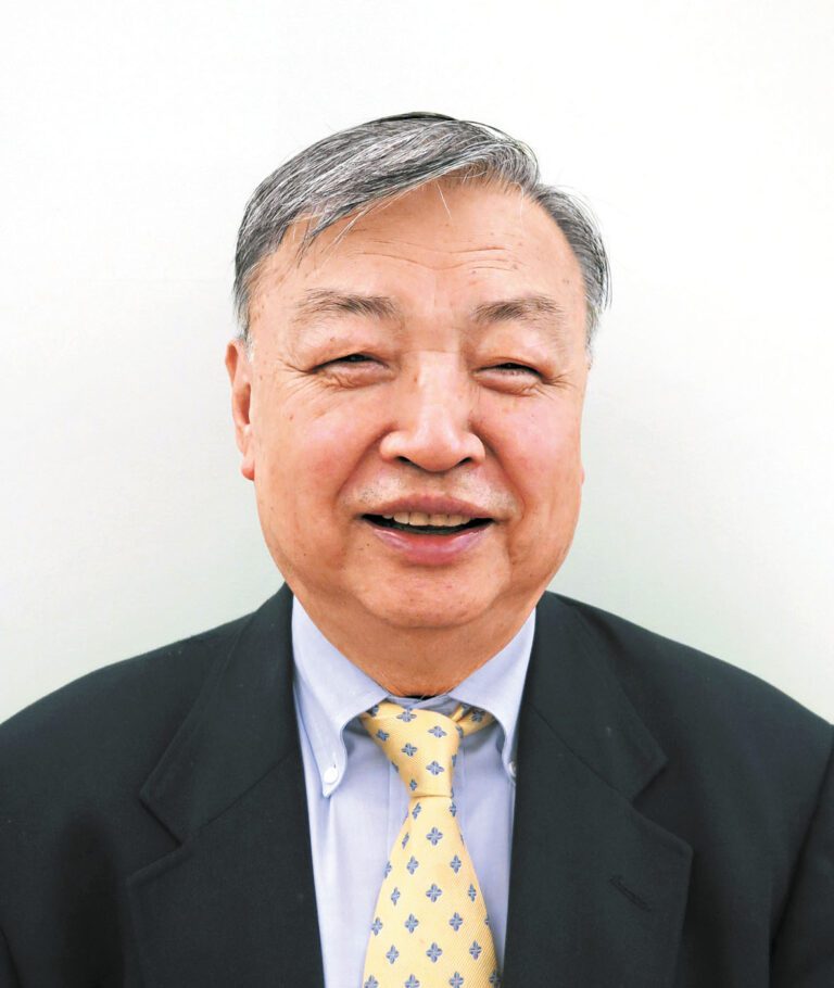 年過80歲高齡的王碚仍然活躍在華人社區。