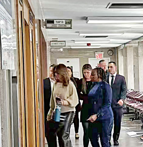 遇難警察家屬出現在庭審現場。