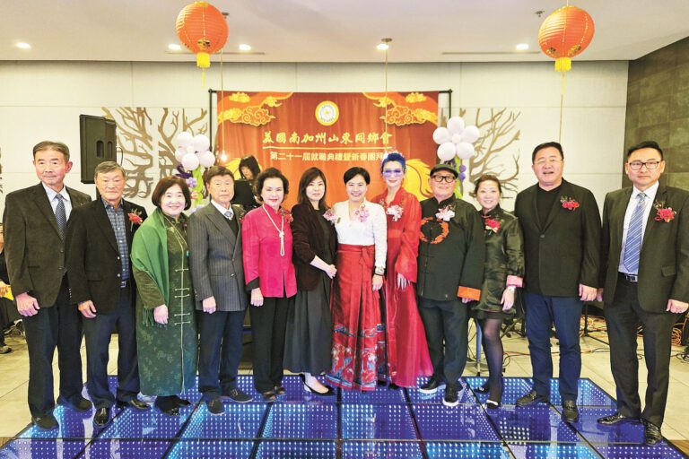 趙善儀（右6）與歷屆會長及資深元老共慶佳節。記者陸新攝