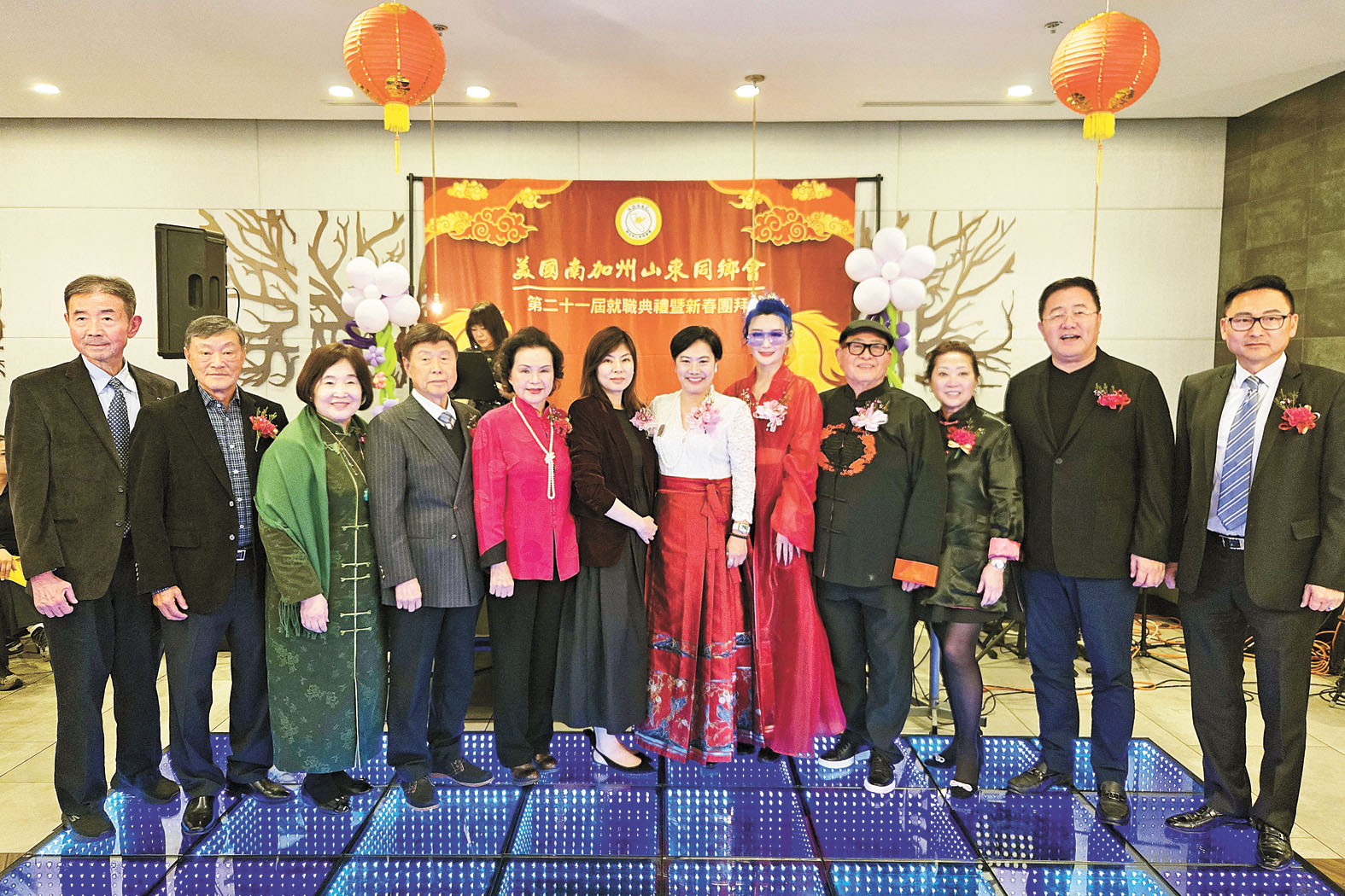 趙善儀（右6）與歷屆會長及資深元老共慶佳節。記者陸新攝