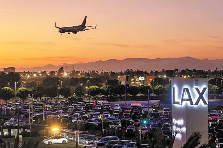 一架飛機9日飛越洛杉磯國際機場的LAX-it地面交通中心。洛杉磯時報