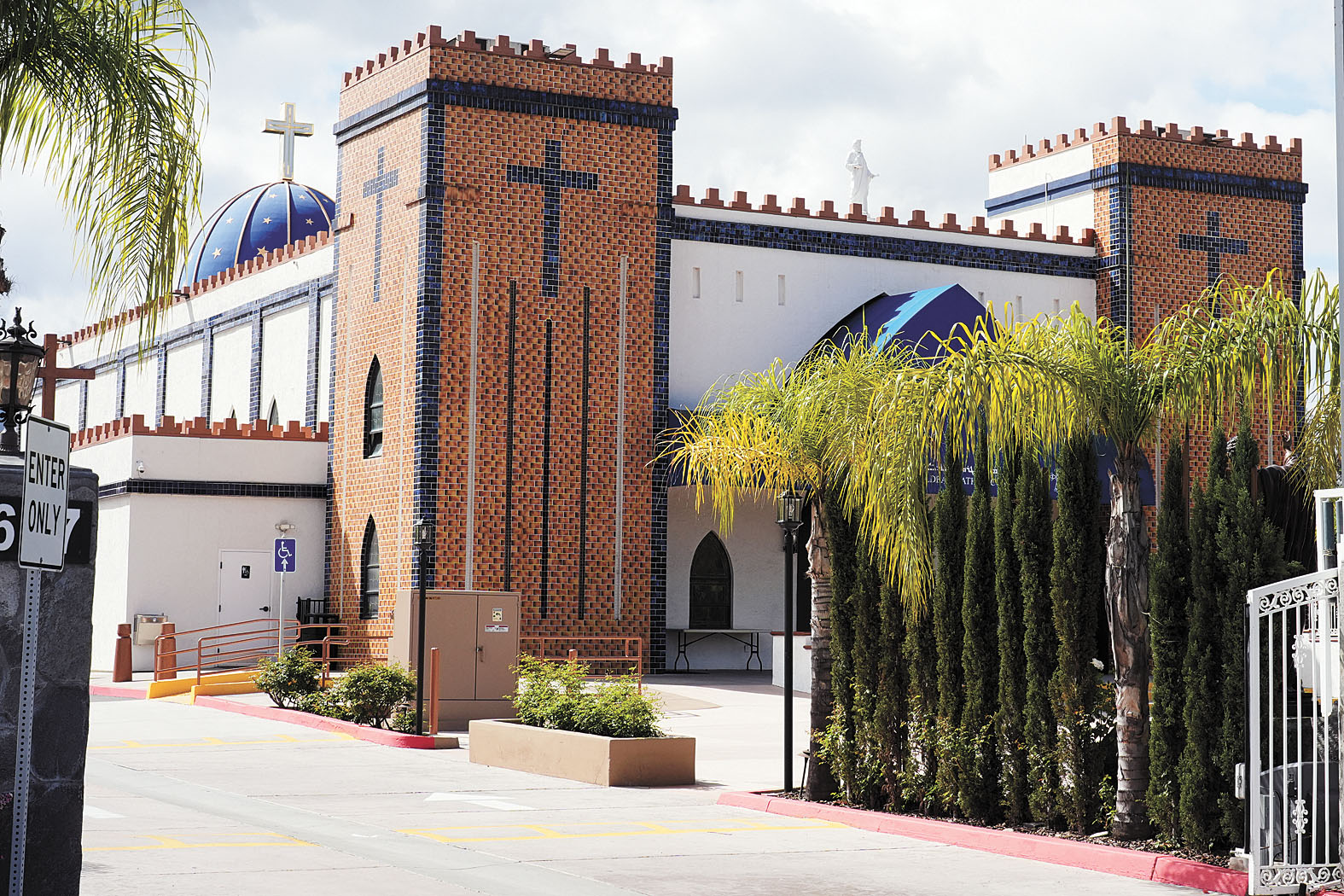 加州埃爾卡洪的聖彼得迦勒底天主教大教堂。 美聯社