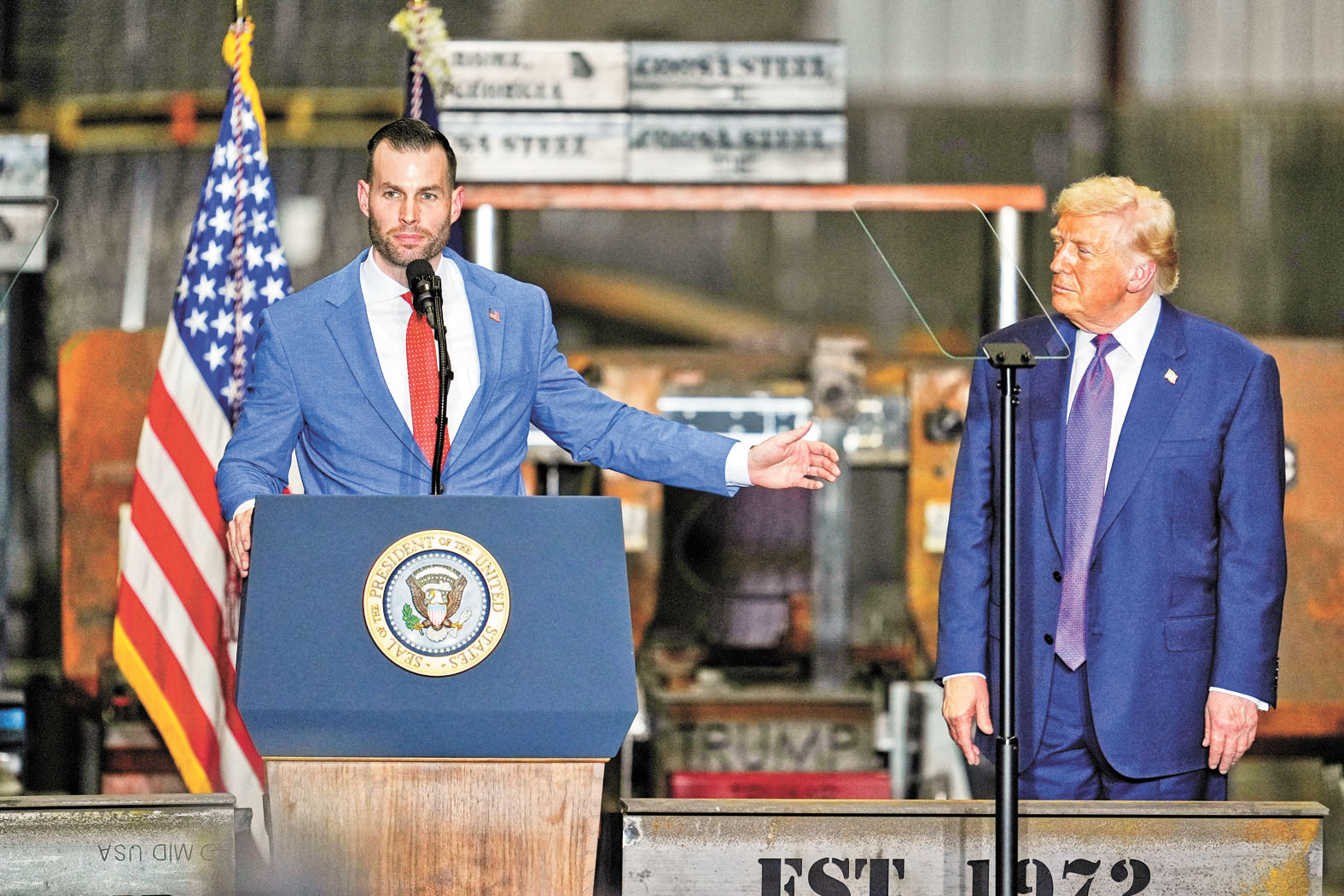 國會候選人富勒2月19日在喬州發表講話，特朗普總統在一旁聆聽。美聯社