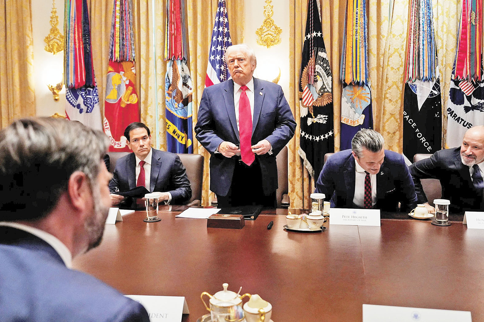 傳特朗普總統自費購買並贈送名牌鞋給內閣閣員。美聯社