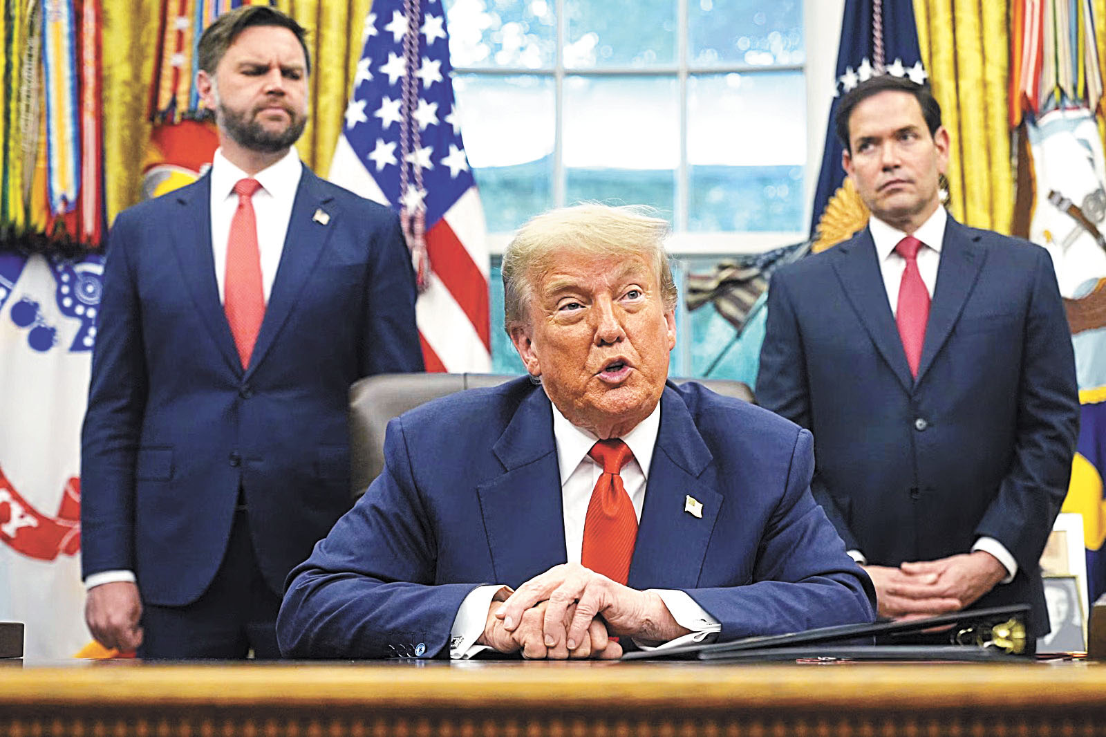 特朗普總統去年在橢圓形辦公室與副總統萬斯和國務卿魯比奧會面。美聯社