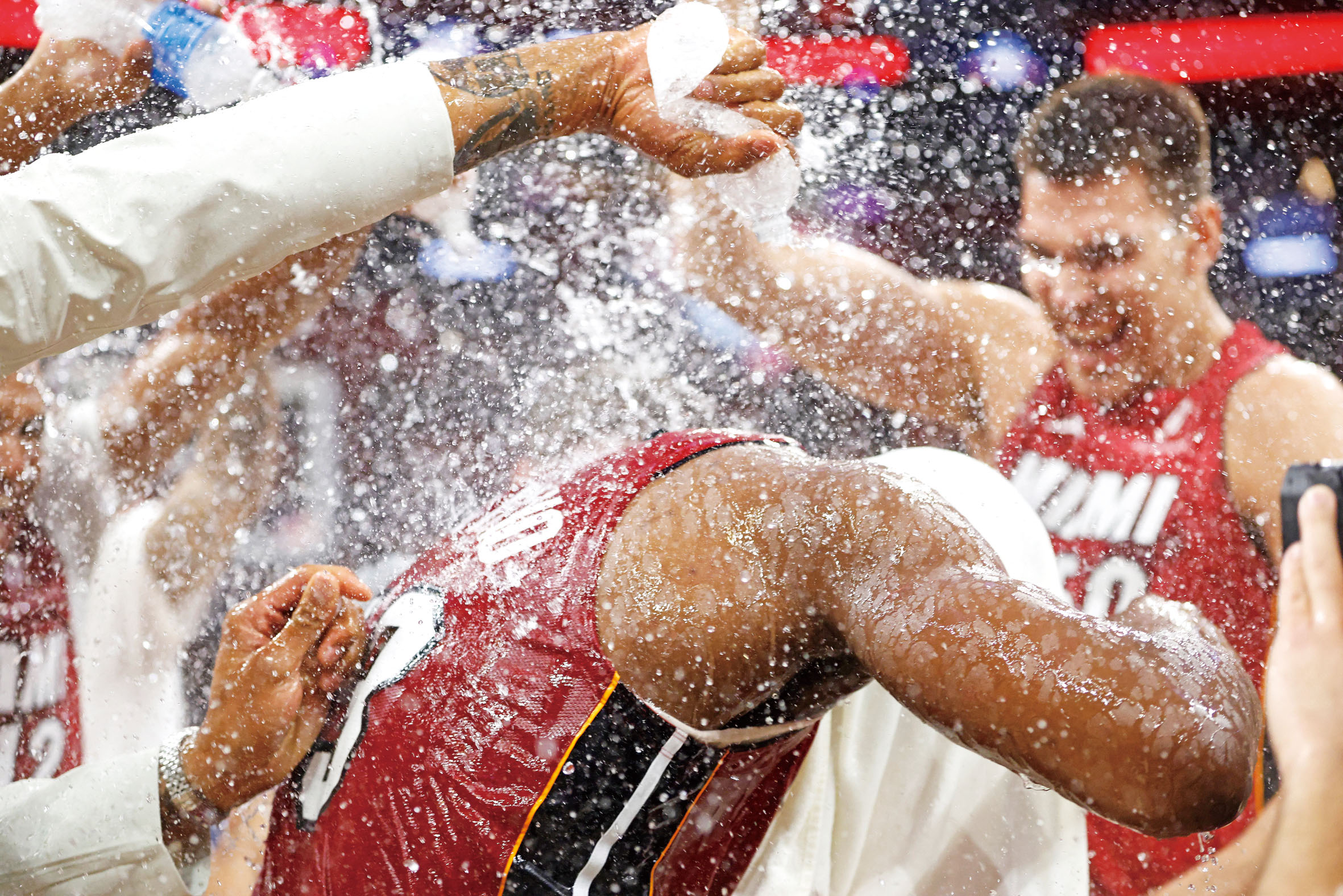 阿德巴約與隊友們慶祝。路透社