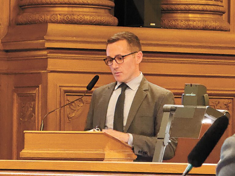 三藩市警局代表出席市參事會，就電子位置追蹤器技術及部署情況回應陳詩敏質詢。記者陳程威攝