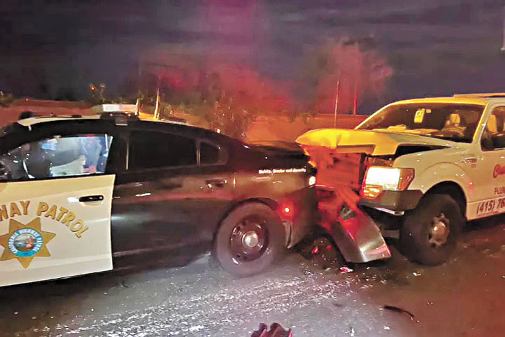 皮卡車撞擊警車車尾。CHP