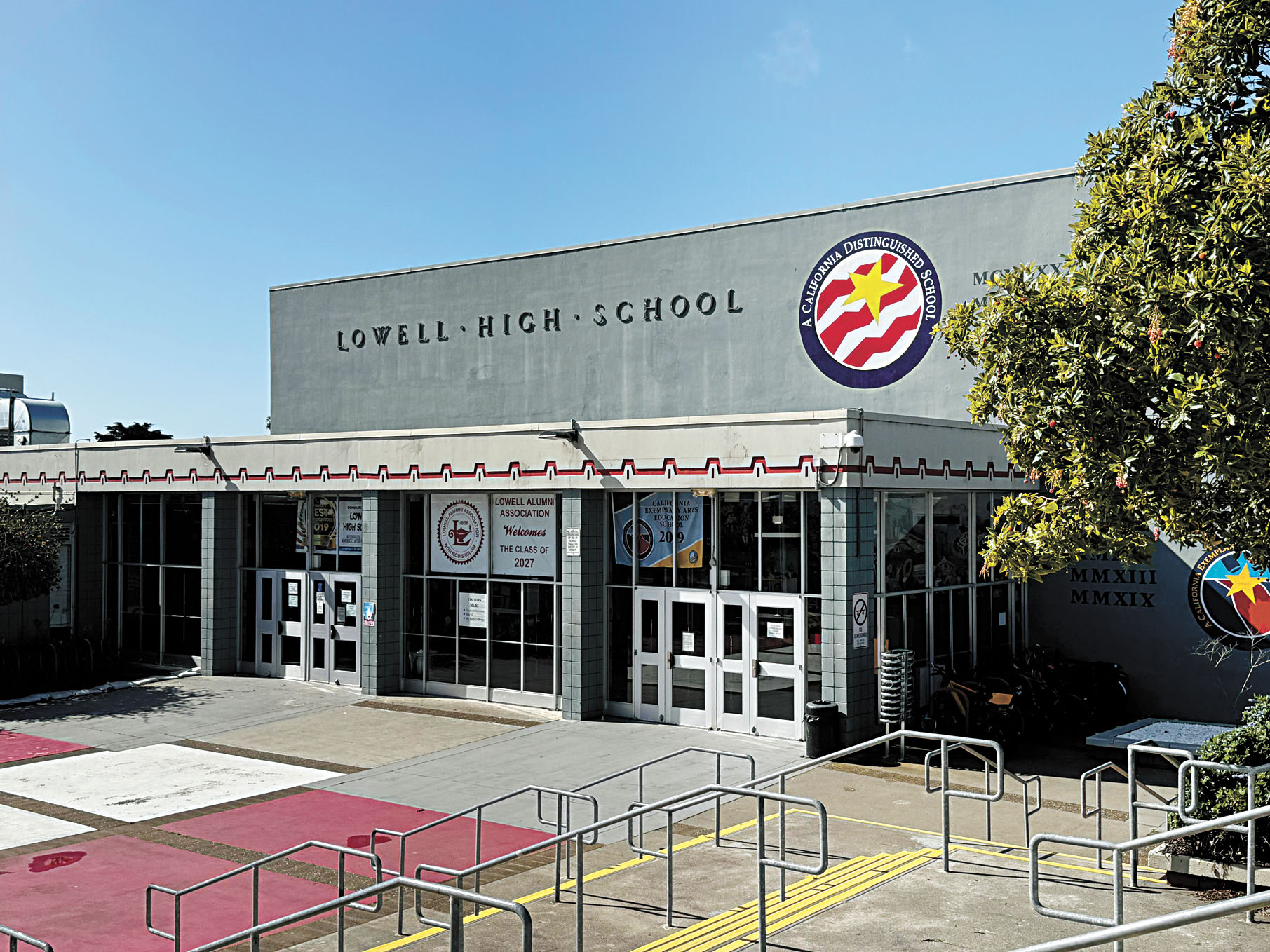 洛威爾高中數學教師測驗題爭議持續發酵,學生發起連署聲援,社區意見分歧。記者蘇婕雅攝