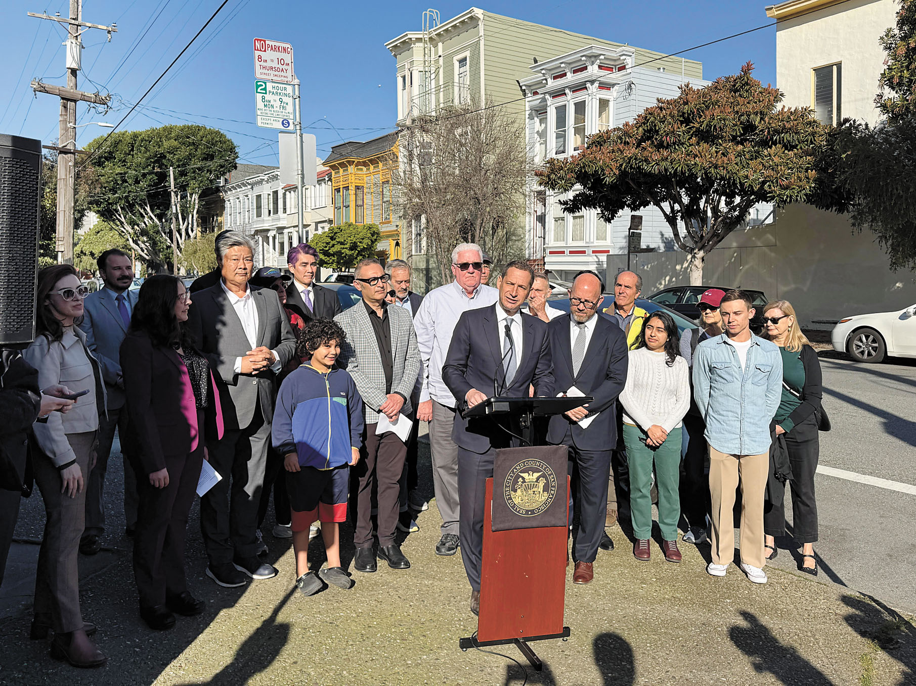 羅偉在三藩市街頭宣布推動路邊電動車充電立法,擴大城市充電基建。市長辦公室提供