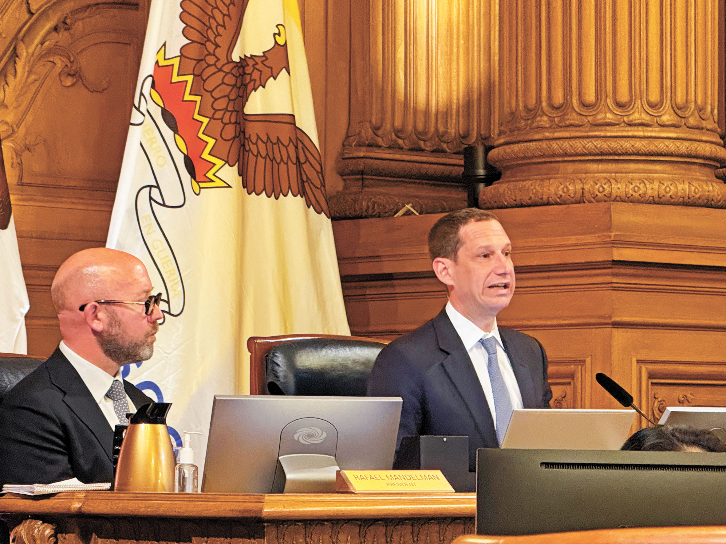 市長羅偉（右）於市參事會會議上就憲章改革發言，市參事會主席孟達文（左）在旁。記者陳程威攝