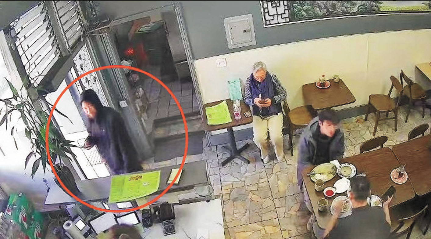 商戶提供錄像顯示被告(紅圈)案發當日在餐館收銀台前。視頻截圖