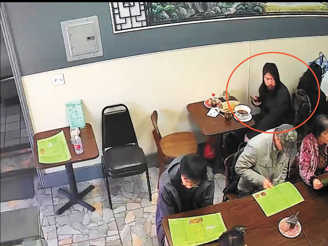 商戶提供錄像顯示被告(紅圈)案發當日在餐館就餐。視頻截圖