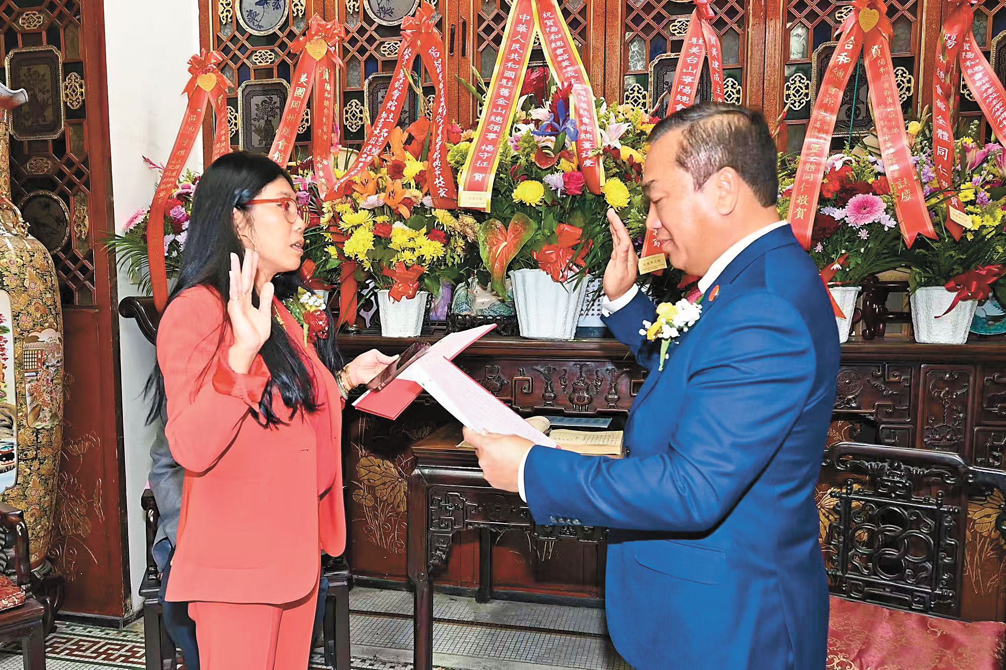 高等法院法官唐加玲(左)主持監誓,新任總董黃建成(右)宣誓就職,為中華總會館掌舵。馬紅兵攝