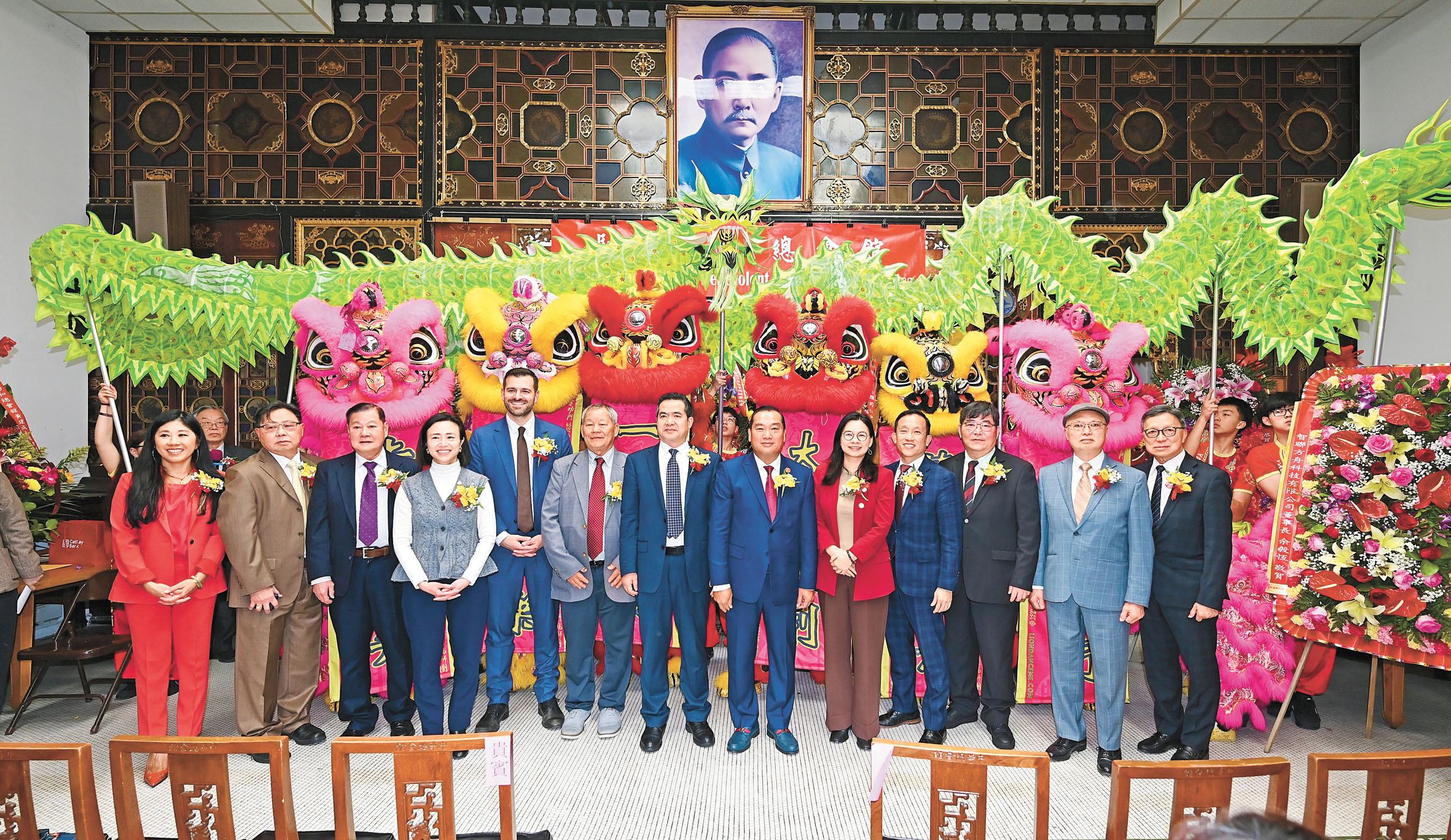 中領館代總領事楊守征、政要、新任總董黃建成暨主席團在交接儀式上合影。馬紅兵攝