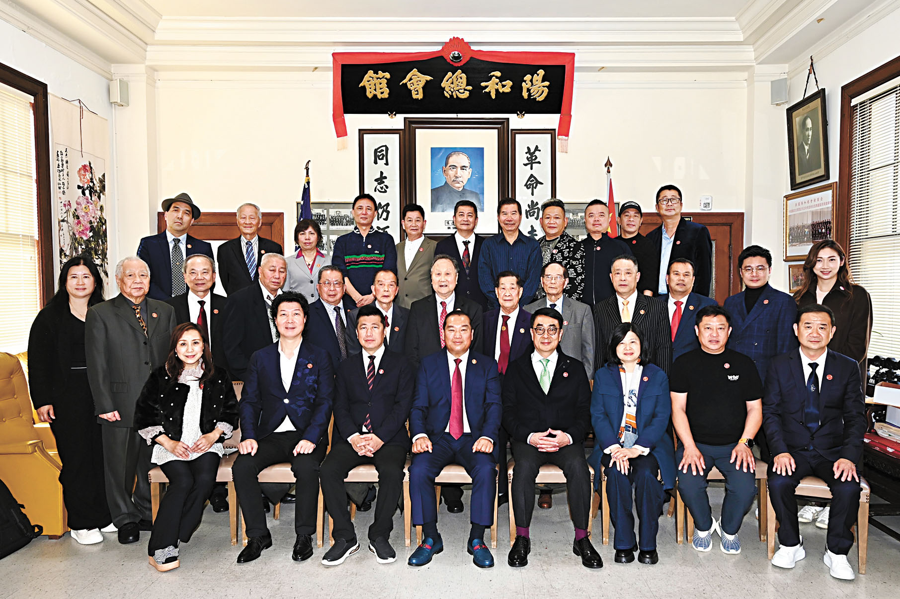 香港同仁基金會余順輝太平紳士及世界各地前來祝賀的嘉賓拜訪陽和總會館,賓主雙方就中美經貿發展與文化交流進行友好交流,氣氛融洽。馬紅兵攝