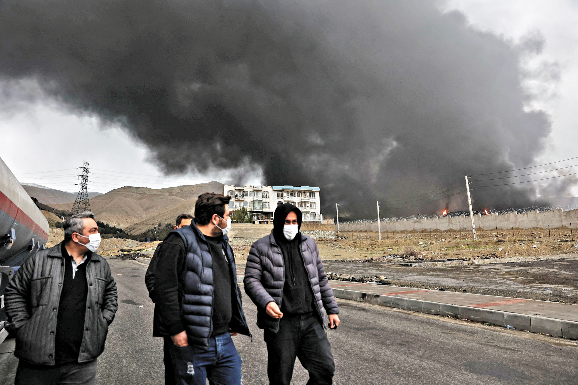 沙赫蘭油庫遭到攻擊後升起濃煙。專家提醒隨後的降雨十分危險。路透社