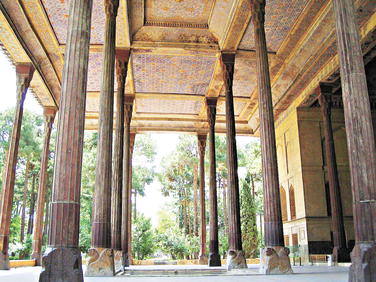 四十柱宮是現今伊斯法罕這座古皇城中唯一保存下來的宮殿。網上圖片