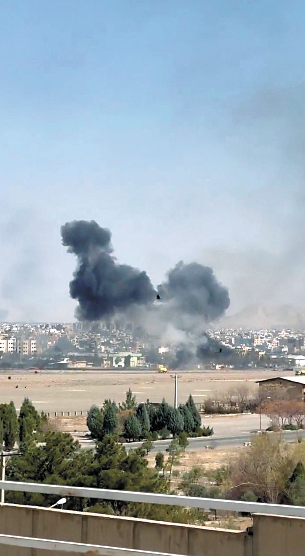 在近日的美以襲擊中，伊斯法罕一處機場發生爆炸，濃煙升起。路透社