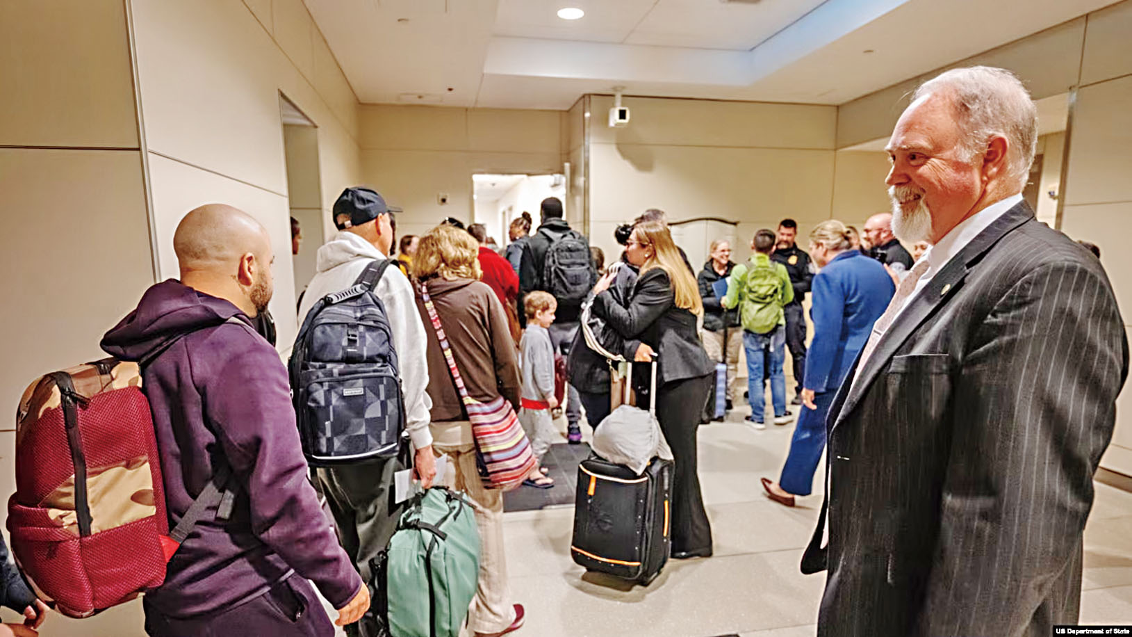 美國國務院公布照片，顯示副國務卿埃文斯歡迎駐中東部分地區的美國外交官和其他僱員及其家屬返回美國。網上圖片