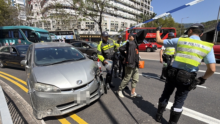 荃灣毒品快餐車衝燈逃捕 撞警車傷兩警 司機涉販毒偷車被捕