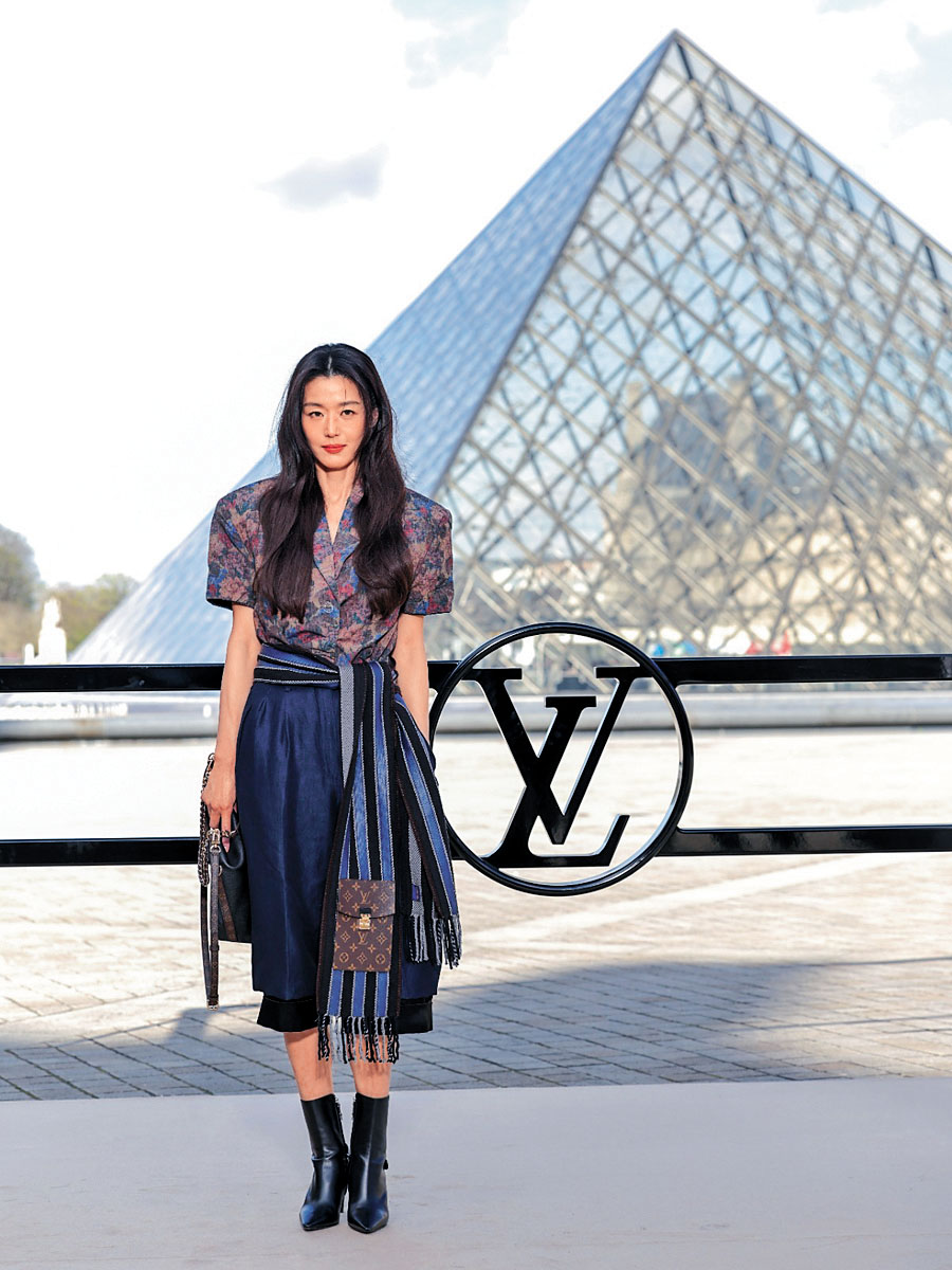 ■全智賢以女神Look現身時裝騷。