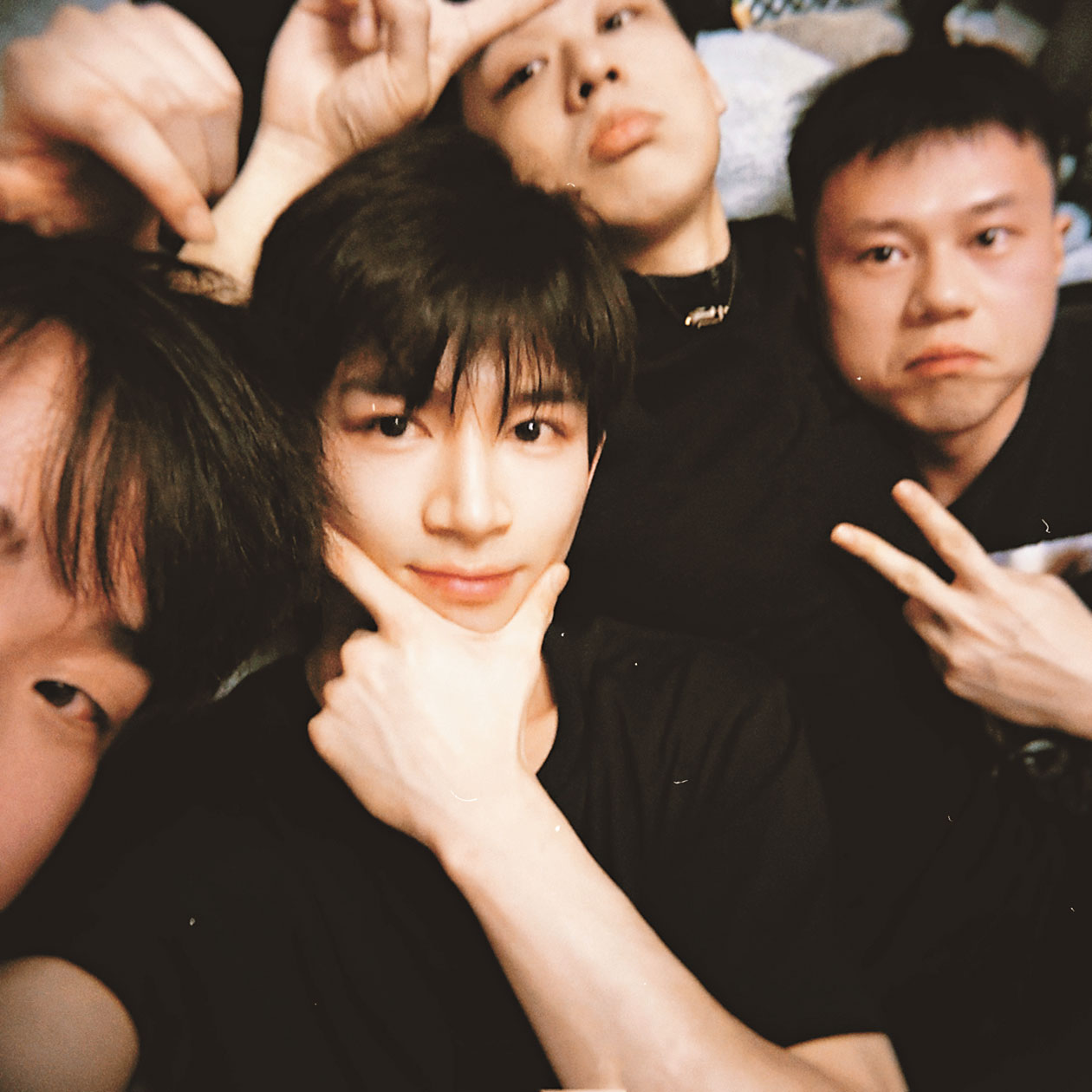 ■王星越與朋友的合影。網上圖片