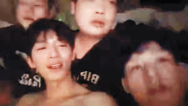 ■王星越半裸與友拍視頻。網上圖片