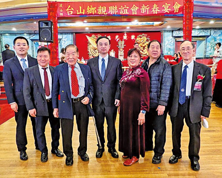 紐約總領館領僑處主任潘焱（中）同本地僑領們合影。 李強攝