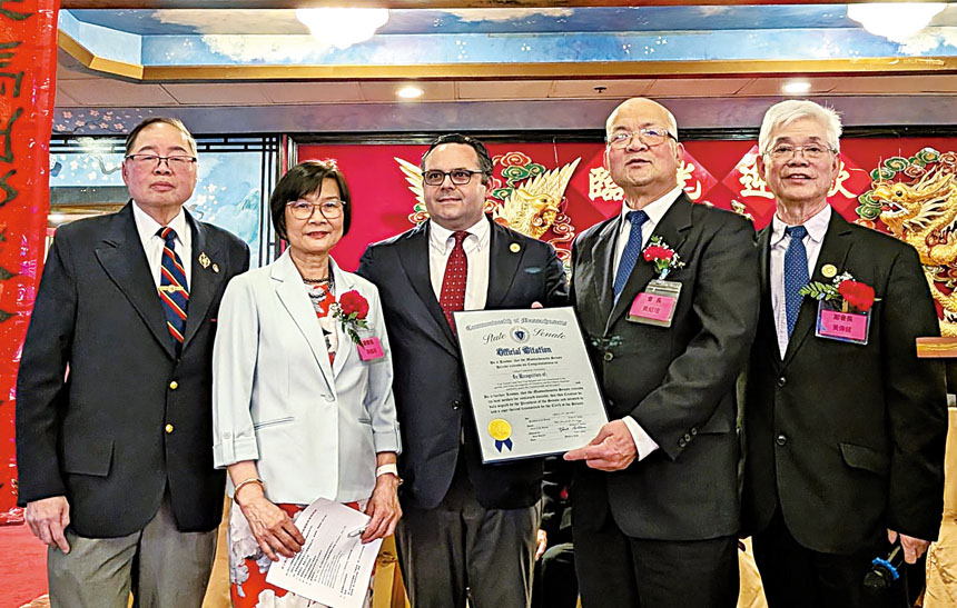 參議員柯林斯(中)給台山聯誼會頒發嘉獎狀。