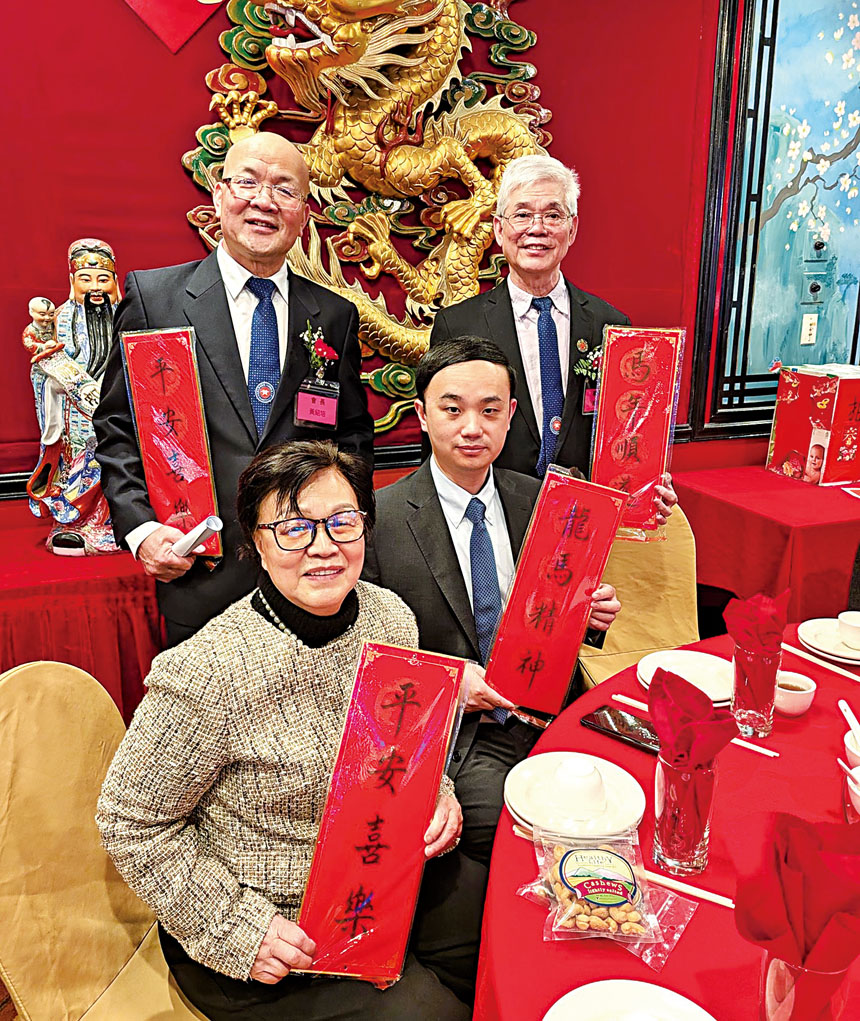 (前排左起)黃周麗桃贈送書法作品給潘焱主任。