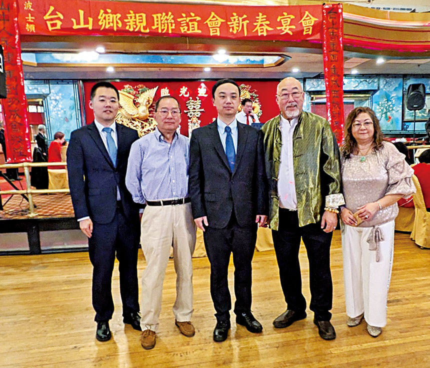 (右起)司徒宗達夫婦、潘焱主任、鄭慧民等合影。