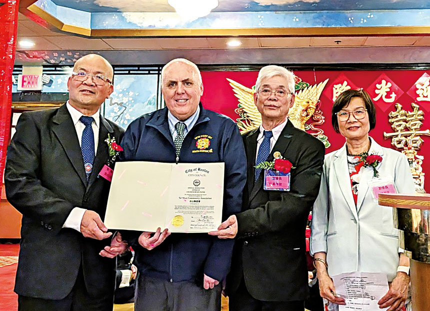 (左起)黃紹培、費連、黃偉健、陳晶年在頒獎環節合影。