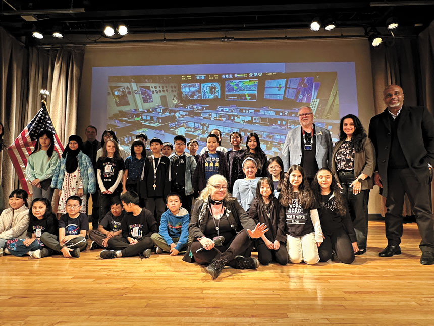 活動結束後學生們在圖書館合影留念。