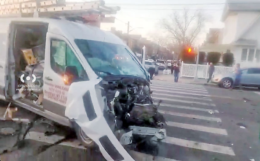商用貨車的車頭被撞毀。 Citizen應用程序截圖